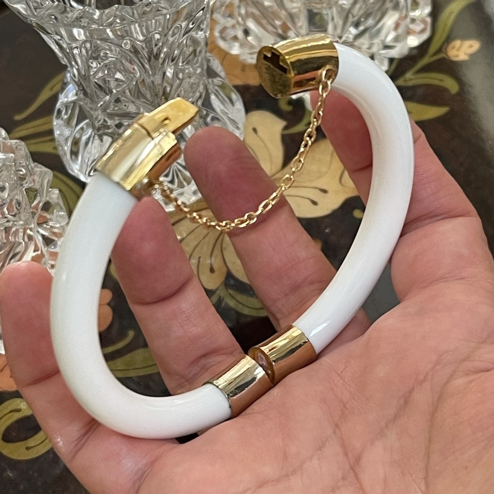 Rare white Peking glass gold tone hinged bangle - Picture 10 of 12